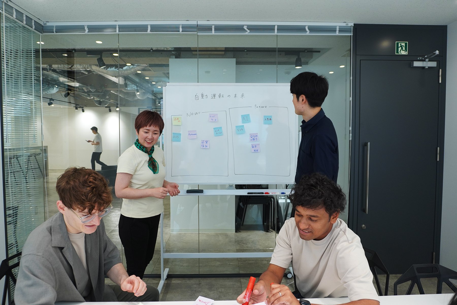 オフィスで協力して作業するティアフォーのエンジニア