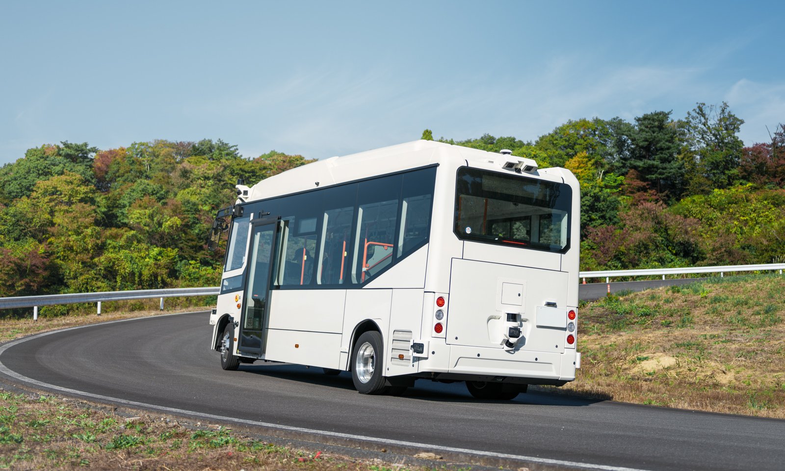 行動を走行するティアフォーが開発した自動運転バス