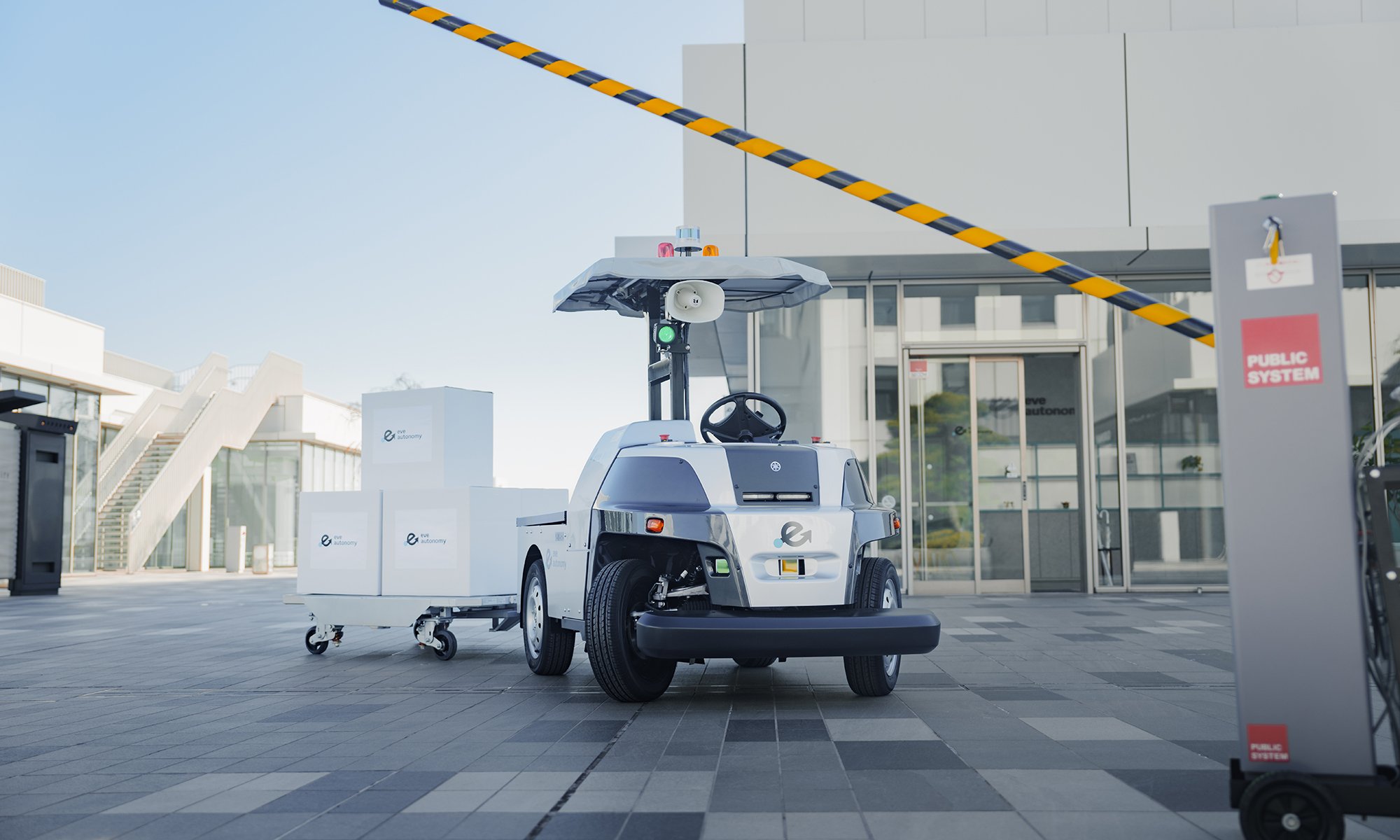 自動運転技術が搭載された工場搬送車両