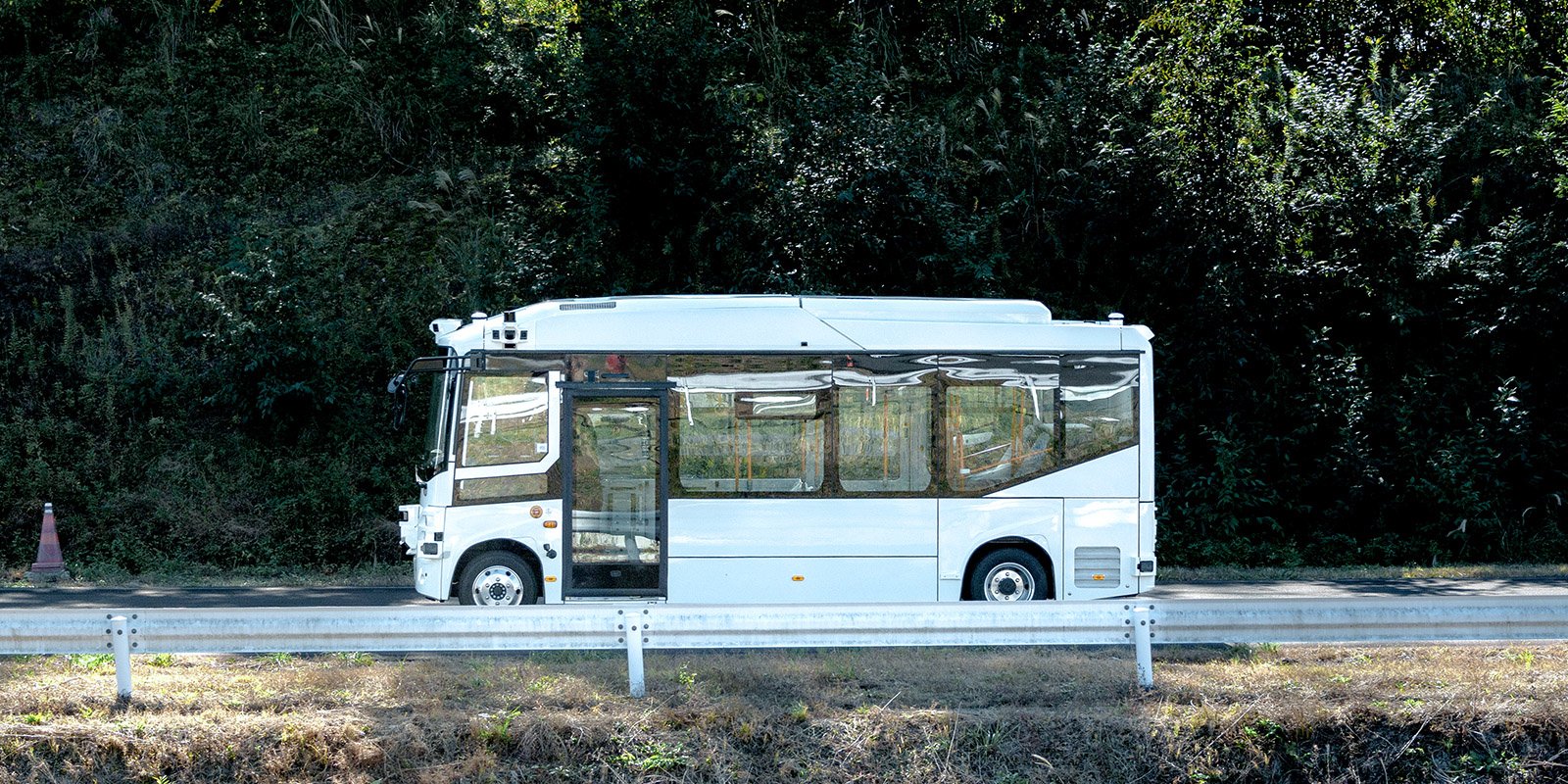 公道を走行する自動運転バス